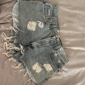 Super cute lightly worn Levi shorts
